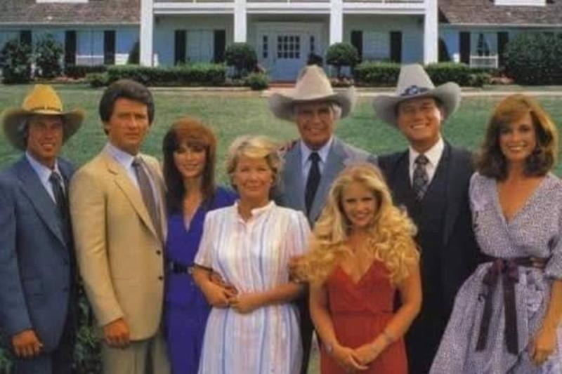 1978-1991 yılları arasında yayımlanan efsanevi Amerikan dizisi Dallas'ın oyuncu kadrosu ikonik Southfork Çiftliği'nin önünde