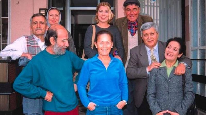 1989-2002 yılları arasında yayımlanan ve Türk televizyon tarihinin en uzun soluklu dizilerinden biri olan Bizimkiler dizisinin oyuncu kadrosu