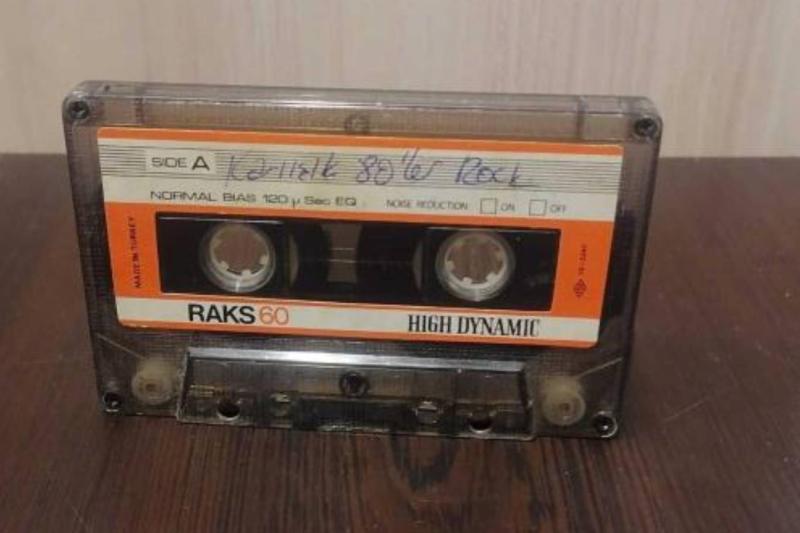 Üzerine el yazısıyla şarkı isimleri not edilmiş analog kasetler, radyo başlarında beklenen saatleri ve titizlikle hazırlanan albüm seçkilerini yeniden akıllara getiriyor