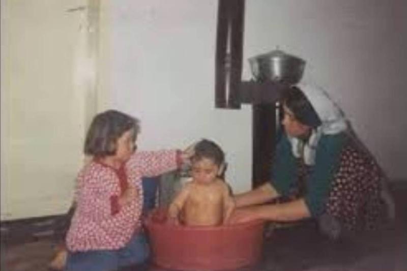 Eskiden birçok evde pazar günlerinin vazgeçilmezi olan, soba yanında ve leğende yapılan haftalık banyo geleneğinden sıcak bir kare
