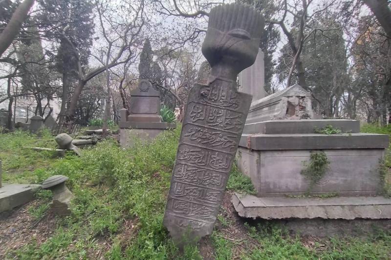 İstanbul'daki tarihi Maçka Mezarlığı'nda bulunan Osmanlı dönemine ait mezar taşları