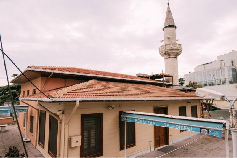 1664 yılında Kazasker Vişnezade Mehmet İzzet Efendi tarafından inşa ettirilen tarihi Vişnezade Camii, Beşiktaş
