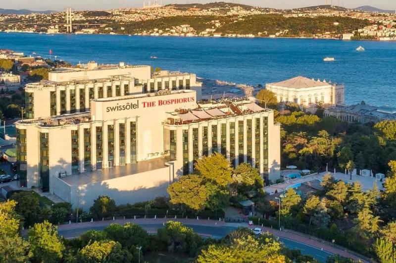 Sultan Abdülaziz'in, Boğaz girişine hâkimiyeti nedeniyle seçtiği ve mimar Sarkis Balyan'a teslim ettiği tarihi cami projesinin arazisi; bugünkü adıyla Swissôtel The Bosphorus ve önündeki yeşil alan