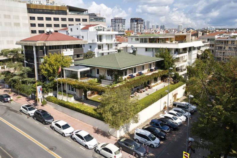 Beşiktaş Vişnezade’de Taşlık Parkı’nın hemen yamacında yükselen, İsmet İnönü ve ailesinin izlerini taşıyarak İstanbul'un modernleşme sürecine ışık tutan tarihi İnönü Villası
