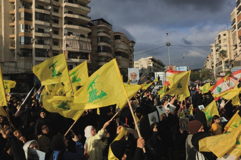 Direnişte ısrar eden Hizbullah taraftarları Beyrut'de 26 yıl önce kazandıkları zaferi kutluyorlar, 25 Mayıs 2026 / Fotoğraf: AFP
