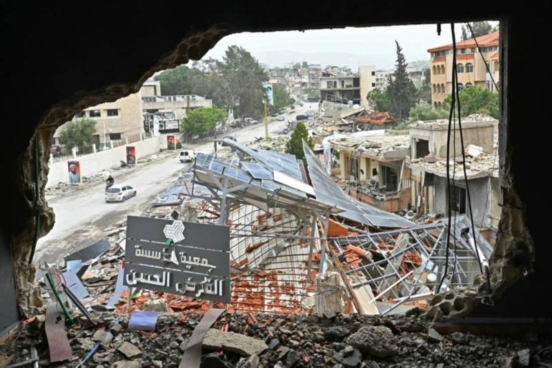 İsrail'in bombaladığı binaların önünden arabalarla  kaçan Güney Lübnanlı siviller / Fotoğraf: AFP