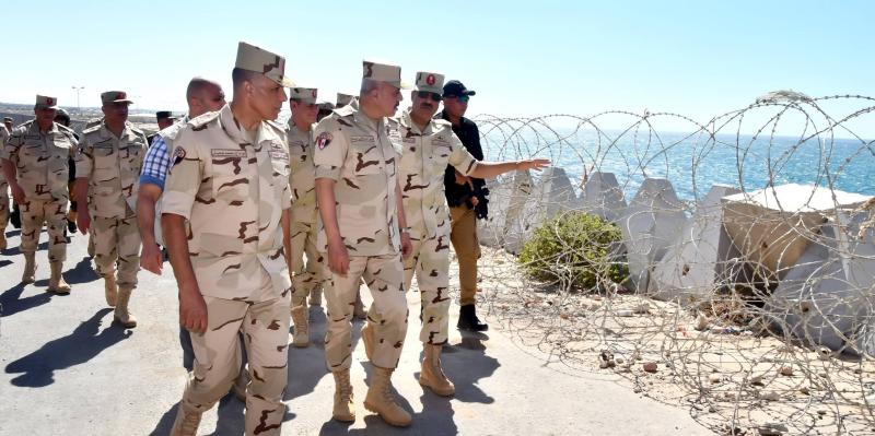 Mısır Genelkurmay Başkanı, Rafah şehrindeki bir dizi güvenlik kontrol noktasını denetledi