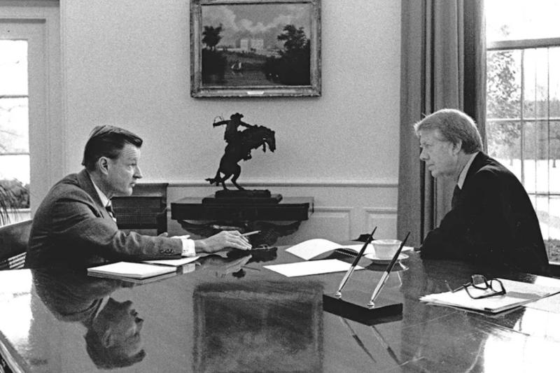 Zbigniew Brzezinski ve Jimmy Carter, Başkan’ın Beyaz Saray’daki ilk gününde Oval Ofis’te, 21 Ocak 1977 / Fotoğraf: Beyaz Saray-CNP