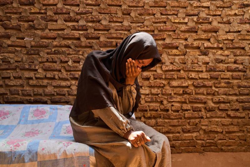 Bir yıldan fazla bir süre önce kocası kaçırılan ve hâlâ Sudan’ın Omdurman kentinde onu arayan Sudanlı kadın Azhar Abdullah, Nisan 2026 / Fotoğraf: AP
