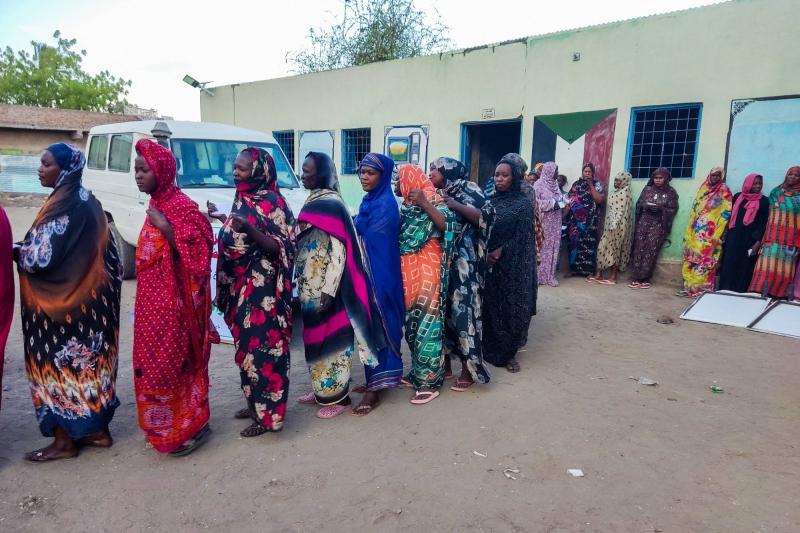Bir destek ve yardım merkezinin önünde sıra bekleyen Sudanlı kadınlar / Fotoğraf: AFP
