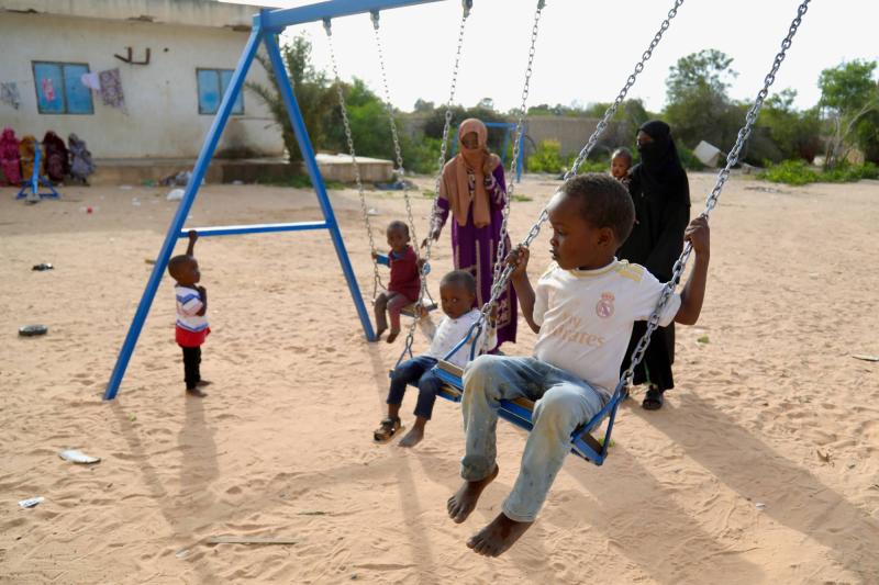 Libya’nın Trablus kentinin doğusundaki bir mülteci kampında okullarının önünde kurulu salıncakta sallanan Sudanlı çocuklar, 18 Mayıs 2026 / Fotoğraf: AP