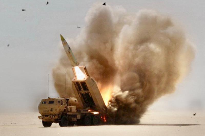M142 Yüksek Hareket Kabiliyetli Topçu Roket Sistemi (HIMARS), 13 Mart 2026 tarihinde, yeri açıklanmayan bir bölgede Destansı Öfke Operasyonu kapsamında gerçek mühimmatla tatbikatlar gerçekleştiriyor (AFP