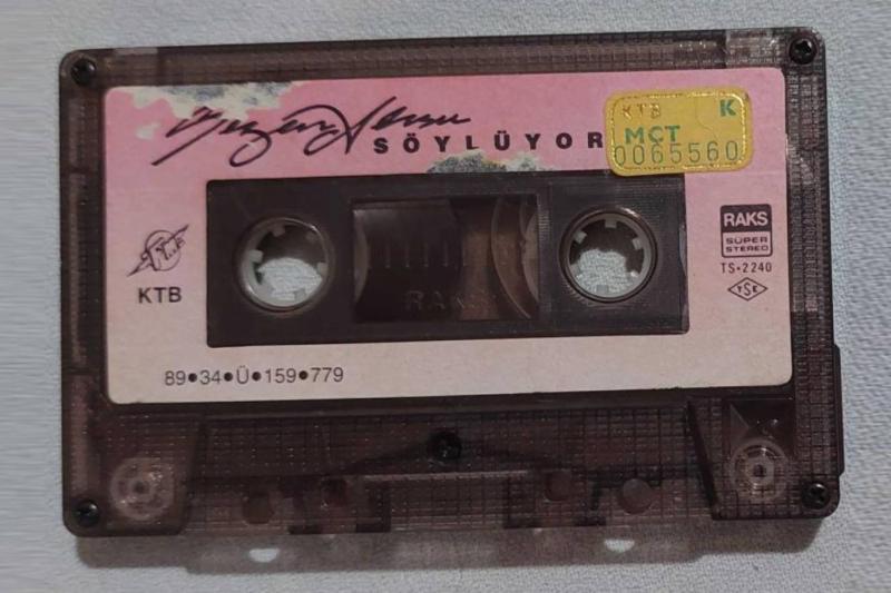 1989 yılında yayınlanan Sezen Aksu'nun "Sezen Aksu Söylüyor" albümünün orijinal bir Raks kaseti