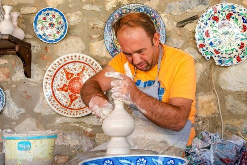 Kapadokya’nın en önemli kültürel miraslarından biri olan Avanos çömlekçiliği, yaratıcı turizmin en canlı örnekleri arasında yer alıyor
