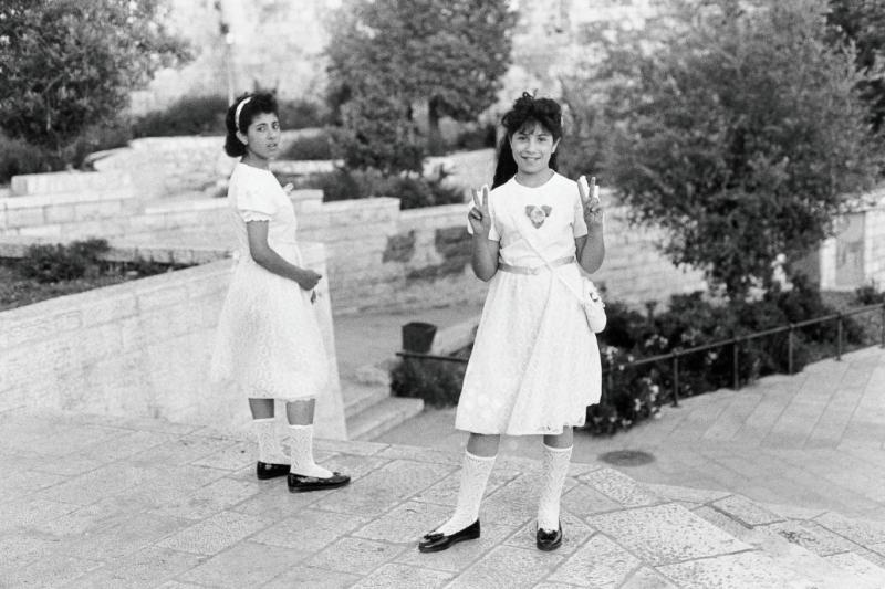 Birinci İntifada (1987-1993) yıllarında, abluka ve siyasi gerilimin ortasında günlük yaşamlarını sürdüren ve kameralara poz veren Filistinli çocuklar