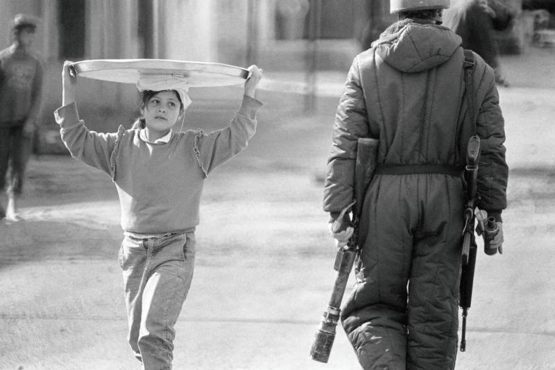 Birinci İntifada (1987-1993) yıllarında, askeri ablukanın gölgesinde günlük yaşam mücadelesini sürdüren Filistinli çocukla