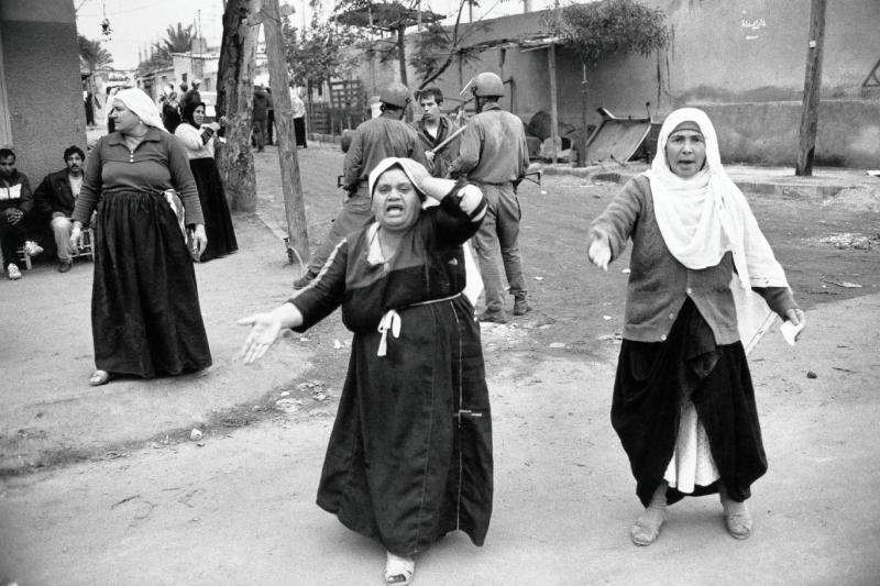 Birinci İntifada (1987-1993) döneminde, arka planda askerlerin operasyon yürüttüğü sokakta direnişin sembolü haline gelen Filistinli kadınların protestosu