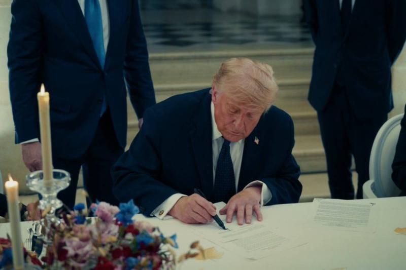 Donald Trump, Fransa’daki Versay Sarayı’nda ABD-İran geçici anlaşmasının bir kopyasını imzaıyor, 18 Haziran 2026 / Fotoğraf: Beyaz Saray - X