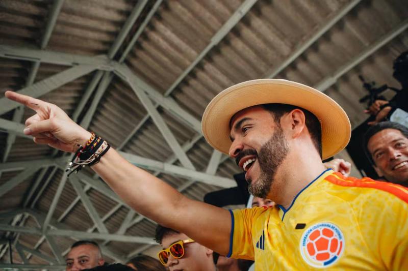 Kolombiya’da Vatan Savunucuları hareketinin cumhurbaşkanı adayı Abelardo de la Espriella, Barranquilla’daki bir oy verme merkezinde seçim günü sırasında jest ve mimikleriyle dikkat çekiyor / Fotoğraf: Xinhua