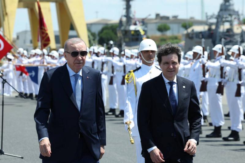 Cumhurbaşkanı Recep Tayyip Erdoğan ve Romanya Cumhurbaşkanı Nicușor Dan, Türkiye'nin ilk kez bir NATO ve AB üyesi ülkeye savaş gemisi ihraç ettiği "Açık Deniz Karakol Gemisi Cam Roman'ın Teslim Töreni" kapsamında askeri tören mangasını selamladı / Fotoğra