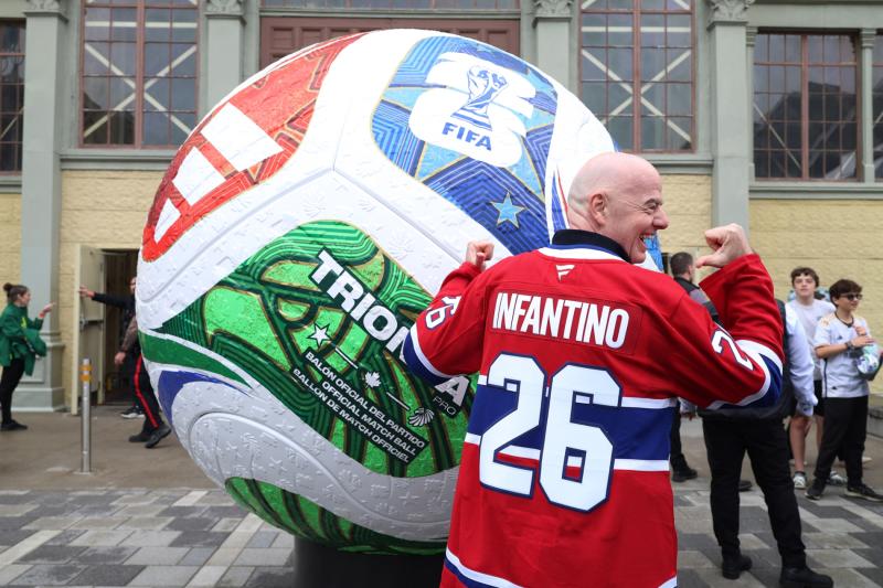 FIFA Başkanı Gianni Infantino, Kanada'nın Ottawa kentindeki Lansdowne Park Stadyumu'nda FIFA ve Coca-Cola tarafından düzenlenen Dünya Kupası turunda Montreal Canadiens forması giyerek fotoğraf çektirdi, 24 Mayıs 2026 / Fotoğraf: AFP