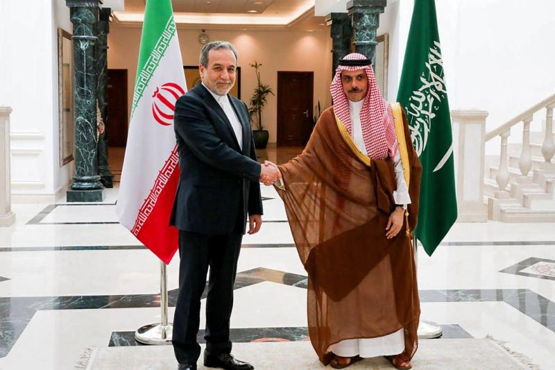 Suudi Arabistan Dışişleri Bakanı Prens Faysal bin Ferhan Al Suud, İran Dışişleri Bakanı Abbas Arakçi'yi 10 Mayıs 2025'te Cidde'de kabul ederken / Fotoğraf: AFP