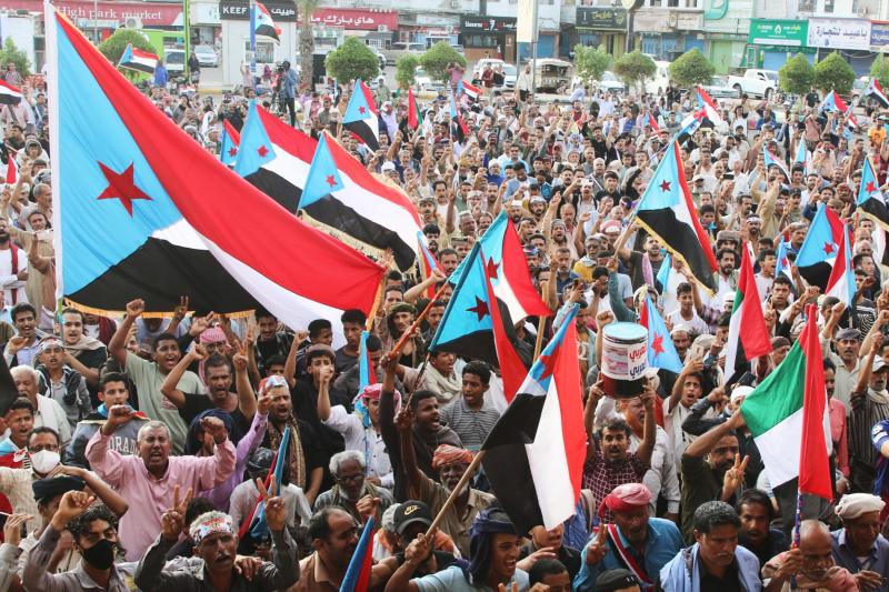 GGK destekçileri, Yemen’in Aden kentinde düzenlenen bir yürüyüş sırasında Güney Yemen bayraklarını dalgalandırırken, 2 Ocak 2026 / Fotoğraf: AP