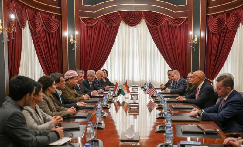 Mesud Barzani ve yanında Mazlum Abdi, Erbil'de ABD Özel Temsilcisi Tom Barrack ile yapılan görüşmeler sırasında / Fotoğraf: Kürdistan Demokrat Partisi (Arşiv)