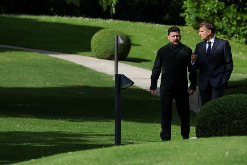 Fransa Cumhurbaşkanı Emmanuel Macron ve Güney Kore Cumhurbaşkanı Lee Jae-myung, Fransa'nın doğusundaki Evian kentinde düzenlenen G7 Zirvesi kapsamındaki çalışma yemeği öncesinde gerçekleştirilen resmi karşılama töreninde, 16 Haziran 2026 / Fotoğraf: AFP