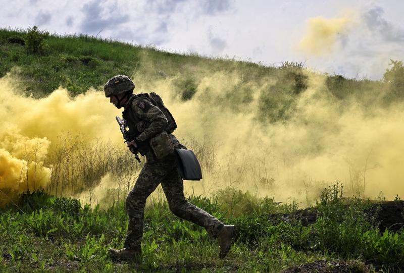 Ukrayna'nın Zaporijya bölgesinde cephe hattı yakınında düzenlenen askeri tatbikata katılan Ukrayna Silahlı Kuvvetleri'ne bağlı 118. Bağımsız Mekanize Tugay'dan bir er, 21 Mayıs 2026 / Fotoğraf: Reuters