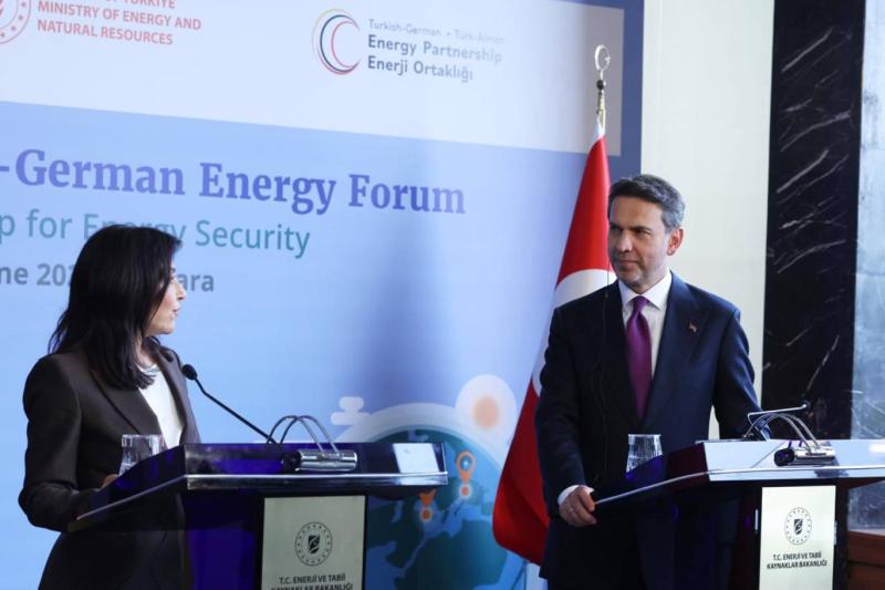 Türkiye Enerji ve Tabii Kaynaklar Bakanı Alparslan Bayraktar ve Almanya Ekonomi ve Enerji Bakanı Katherina Reiche, 19 Haziran 2026 tarihinde düzenlenen 7. Türk-Alman Enerji Forumu'nda