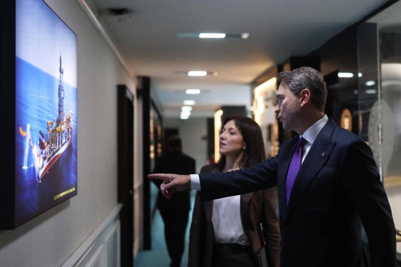 Enerji ve Tabii Kaynaklar Bakanı Alparslan Bayraktar, Türkiye'nin enerji projeleriyle ilgili bir sunumu inceliyor