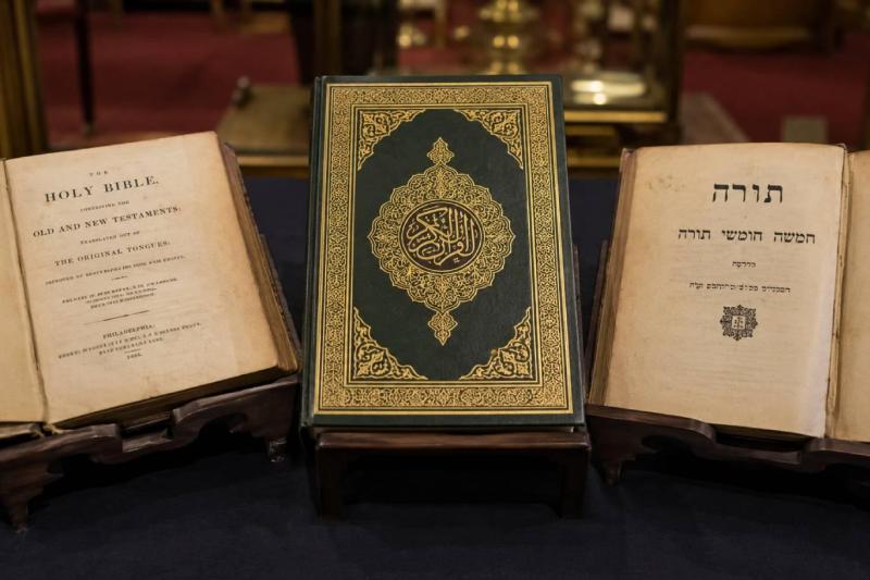 Üç kutsal metinde ahiret inancı özde süreklilik taşır; farklılıklar ise hakikatin değil, yorum geleneğinin tarihsel katmanlarıdır