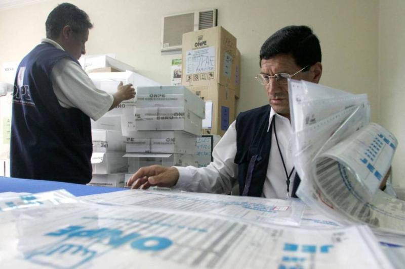 Peru Ulusal Seçim Süreçleri Ofisi (ONPE) çalışanları, seçim sandığı tutanaklarını kontrol ederken / Fotoğraf: Andina