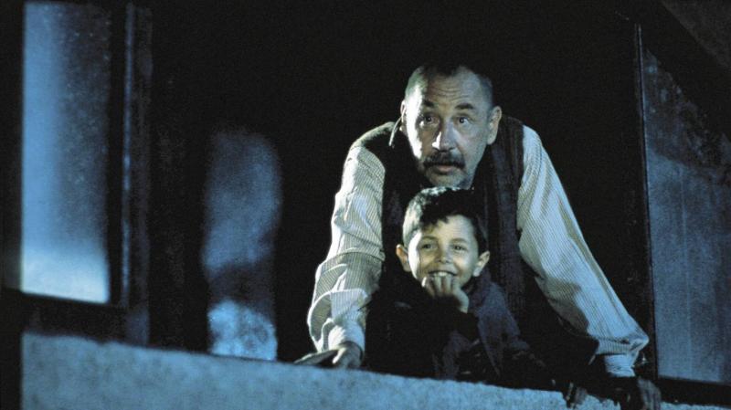 Giuseppe Tornatore tarafından yönetilen 1988 yapımı kült İtalyan filmi Cinema Paradiso'dan (Cennet Sineması) bir sahne