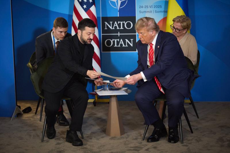 ABD Başkanı Donald Trump, Haziran 2025’te Lahey’de düzenlenen NATO Zirvesi’nin oturum aralarında Ukrayna Devlet Başkanı Vladimir Zelenski ile yaptığı görüşme sırasında / Fotoğraf: DPA