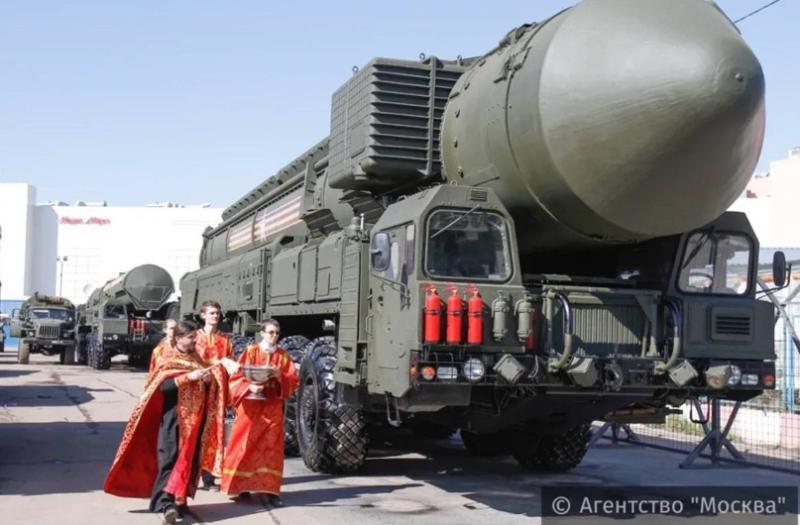 "Bombaları kutsamak, Putin'in sunak görevlisi ve nükleer savaşı kutsallaştırmak için Rus Ortodoksluğunu çarpıtmak", OutrideR