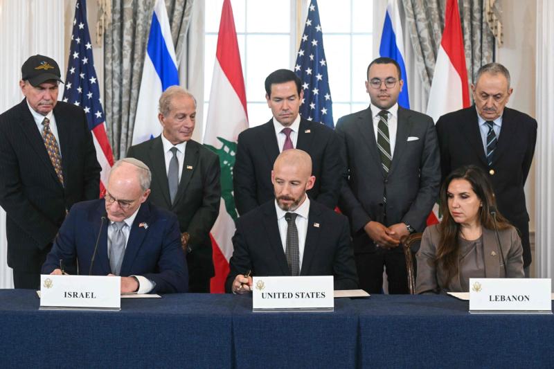 ABD Dışişleri Bakanı Marco Rubio, Washington'daki Dışişleri Bakanlığı'nda İsrail Büyükelçisi Yechiel Leiter, Dışişleri Bakanlığı Kurmaylarından Daniel Hoeller ve Lübnan Büyükelçisi Nada Hamadeh tarafından çerçeve anlaşmasının imzalanması sırasında, 26 Haz
