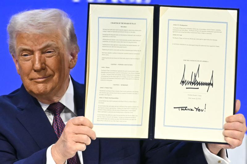 ABD Başkanı Donald Trump, Davos'taki Dünya Ekonomik Forumu'nun yıllık toplantısında Barış Konseyi toplantısında imzalanan anlaşmayı elinde tutuyor, 22 Ocak 2026 / Fotoğraf: AFP