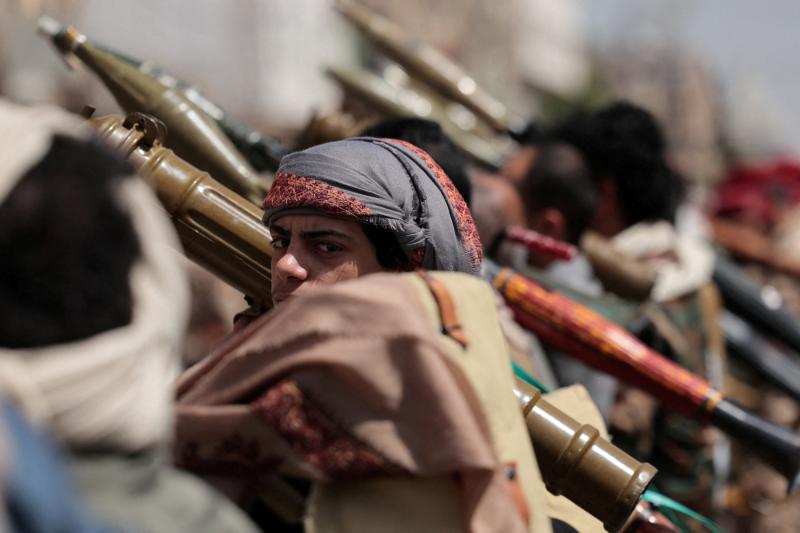Yemen’in Sanaa şehrinde ABD-İsrail-İran çatışmasının devam ettiği bir ortamda, İran'ı destekleyen bir gösteriye katılan Husilerin destekçilerinden biri, 6 Nisan 2026 / Fotoğraf: Reuters