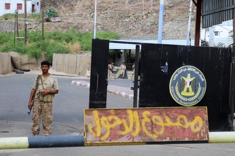 Yemen'in Aden kentinde, Güney Geçiş Konseyi (GGK) genel merkezi önünde nöbet tutan bir asker, 8 Ocak 2026 / Fotoğraf: Reuters