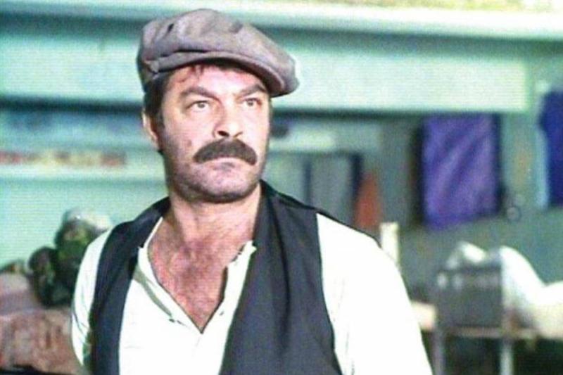 Usta oyuncu Kadir İnanır, 1990 yapımı sinema klasiği "Tatar Ramazan" filmindeki ikonik kasketi ve yeleğiyle cezaevi koğuşunda görülüyor