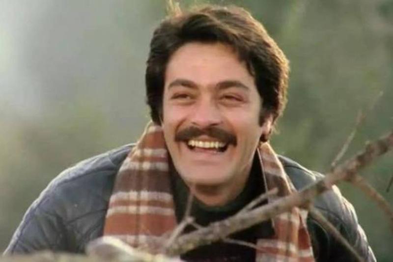 Usta oyuncu Kadir İnanır, Türk sinemasının kült filmi "Selvi Boylum Al Yazmalım"daki unutulmaz gülümsemesi ve ekose atkısıyla hafızalarda yer almaya devam ediyor