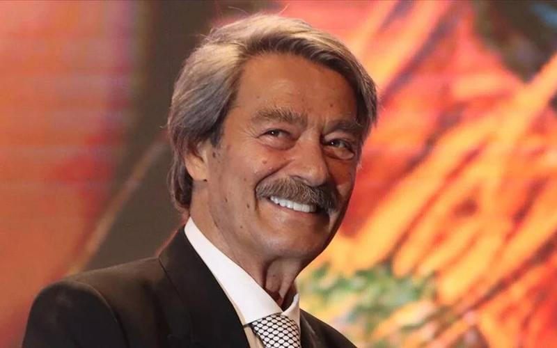 Adana Altın Koza Film Festivali'nde "Yaşam Boyu Onur Ödülü"ne layık görülen efsane sanatçı Kadir İnanır, törende şık takımı ve ikonik gülümsemesiyle objektiflere yansıyor