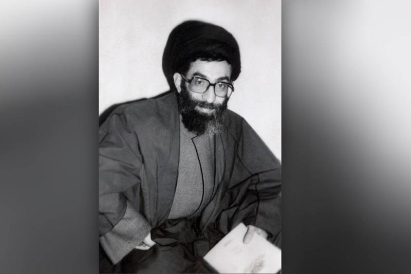 Ayetullah Ali Hamaney (Seyyid Ali Hüseyni Hamenei), 1979 Devrimi öncesinde dinî eğitimini tamamladıktan sonra İran'daki devrimci hareket içinde öne çıkan isimlerden biri oldu / Fotoğraf: Wikipedia
