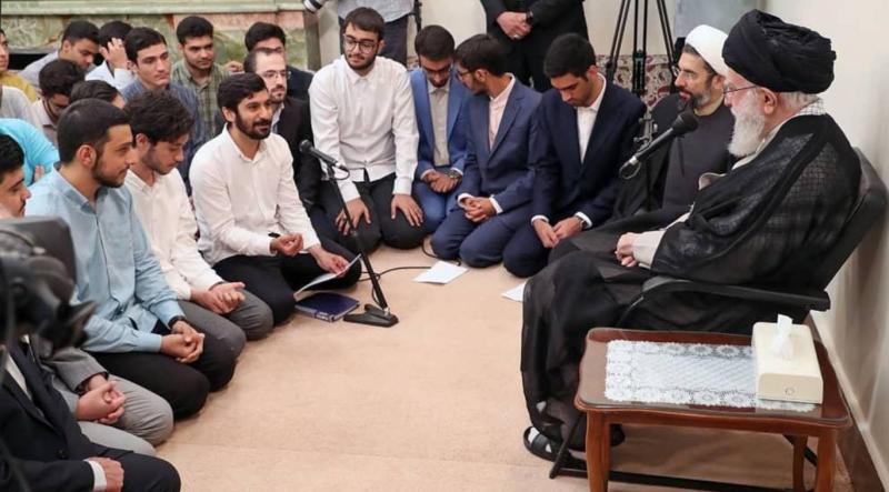 Resmî programlarda halk temsilcileri, din adamları ve devlet yöneticileriyle sık sık bir araya gelen Hamaney, İran siyasetinin en etkili figürlerinden biri olarak öne çıktı / Fotoğraf: Wikimedia Commons