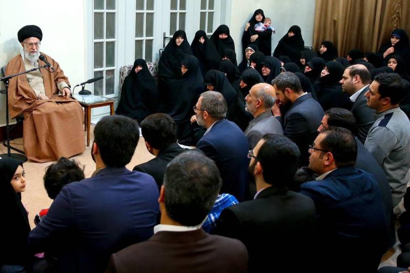 İran Dini Lideri Ayetullah Ali Hamaney, Tahran'da düzenlenen resmi bir kabulde şehit aileleri ve yakınları ile bir araya geliyor (Ocak 2018) / Fotoğraf: EPA