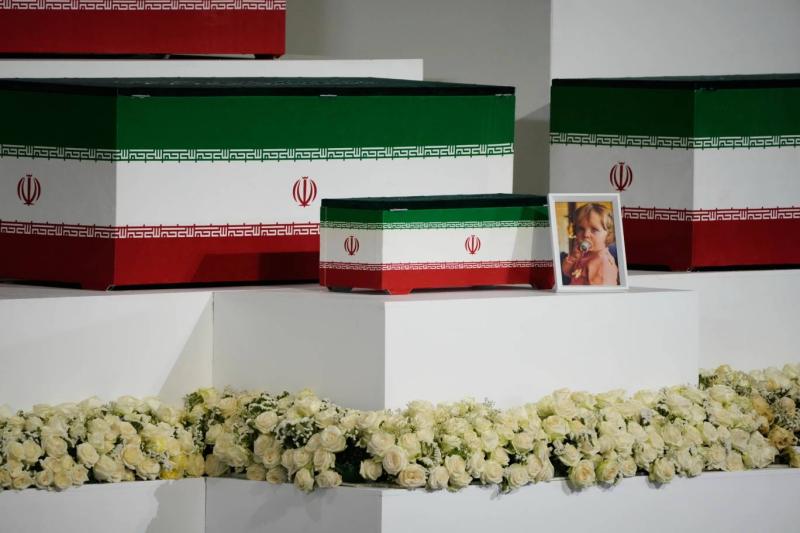 Tahran'da düzenlenen cenaze töreninde, Hamaney ve aile üyelerinin tabutlarının yanında torunu Zehra Muhammedi Golpayegani'nin fotoğrafı da yer aldı, 3 Temmuz 2026 / Fotoğraf: AP