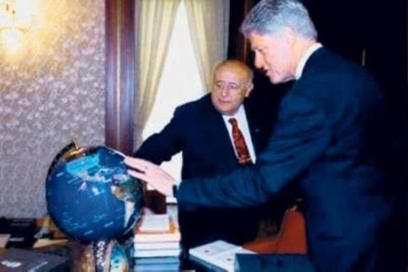 ABD Başkanı Bill Clinton'ın 1999 Türkiye ziyareti, Washington'un Türkiye'yi Avrupa, Asya ve Ortadoğu'nun kesişimindeki kilit müttefik olarak gördüğünün en açık siyasi mesajlarından biri oldu, 15 Kasım 1999 / Fotoğraf: Wikipedia