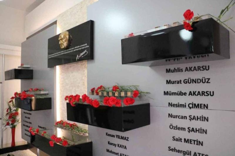 Madımak Katliamı'nda yaşamını yitirenlerin isimleri, her yıl düzenlenen anmalarda karanfillerle anılıyor. Olay, Türkiye'nin toplumsal hafızasında derin iz bırakan kırılma noktalarından biri olarak hatırlanıyor / Fotoğraf: Sivas Belediyesi
